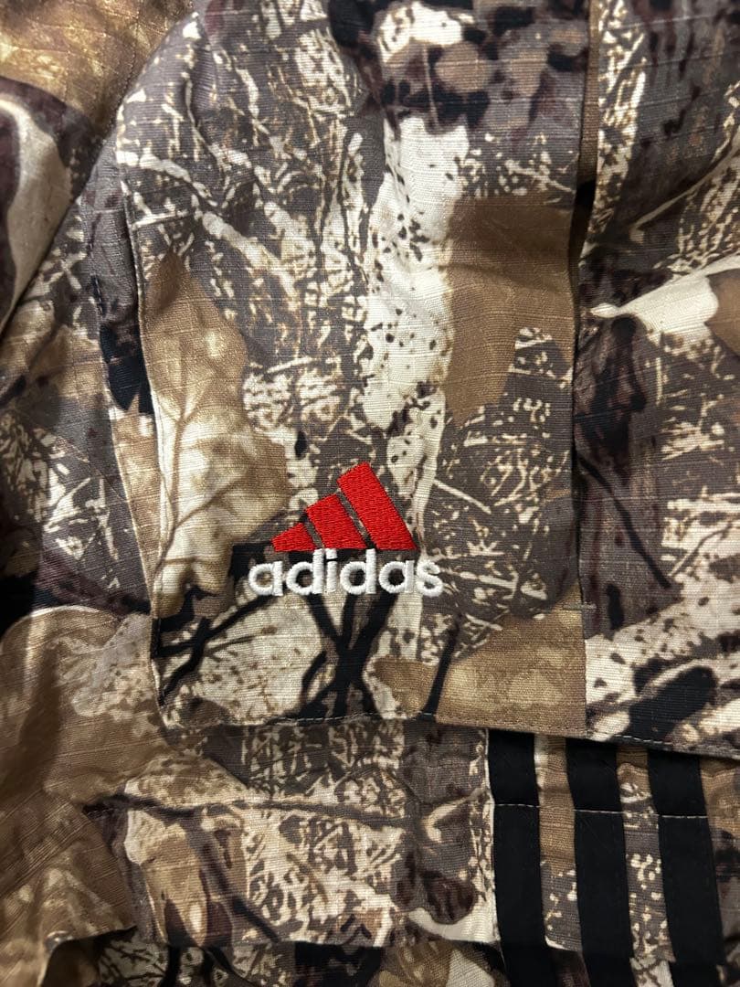 adidas カモフラージュ カーゴパンツ