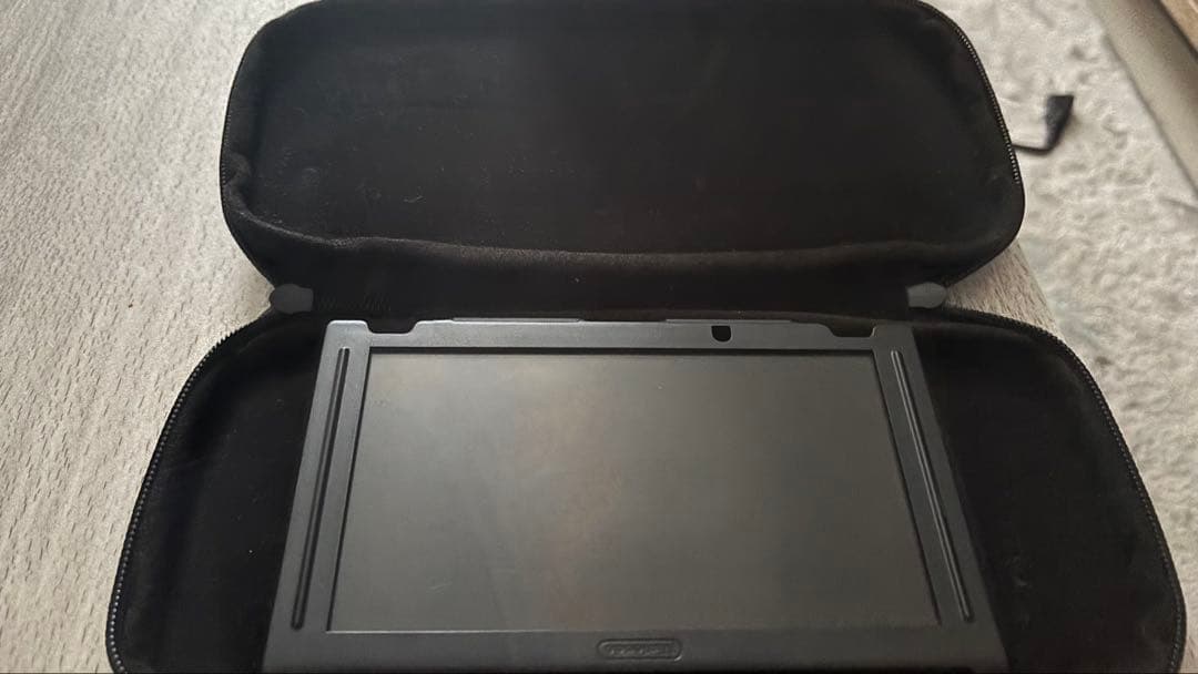 Nintendo Switch 本体とケースとドック2つ