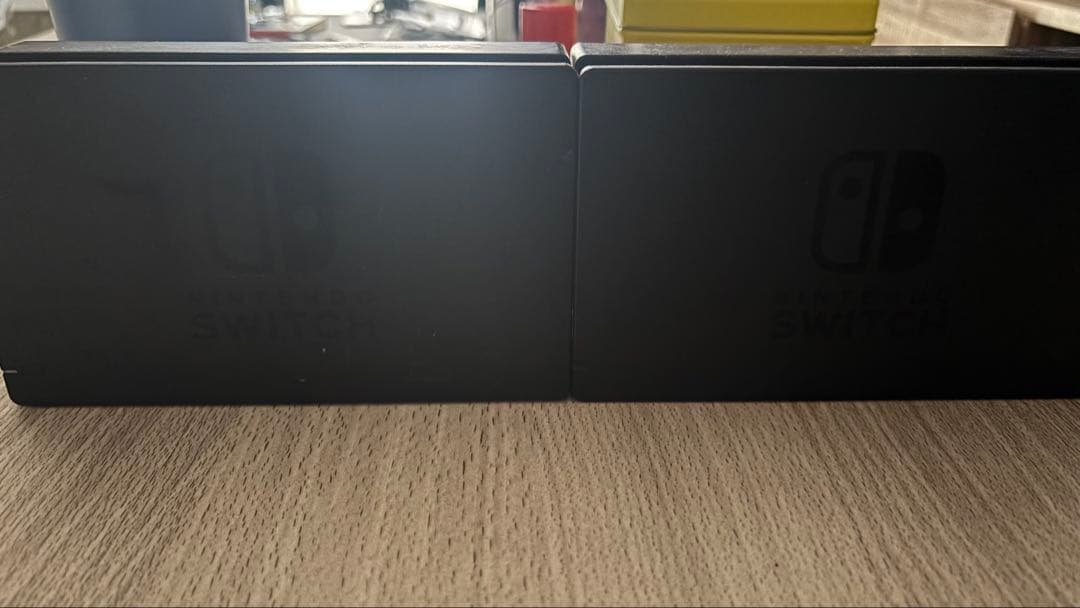 Nintendo Switch 本体とケースとドック2つ