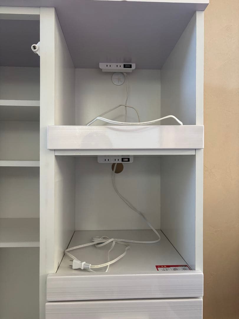 食器棚 ホワイト　ガラス扉付き 中型　コンセント4箇所　炊飯器台付き