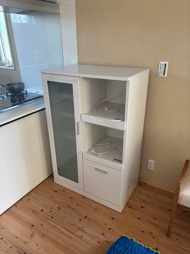 食器棚 ホワイト　ガラス扉付き 中型　コンセント4箇所　炊飯器台付き