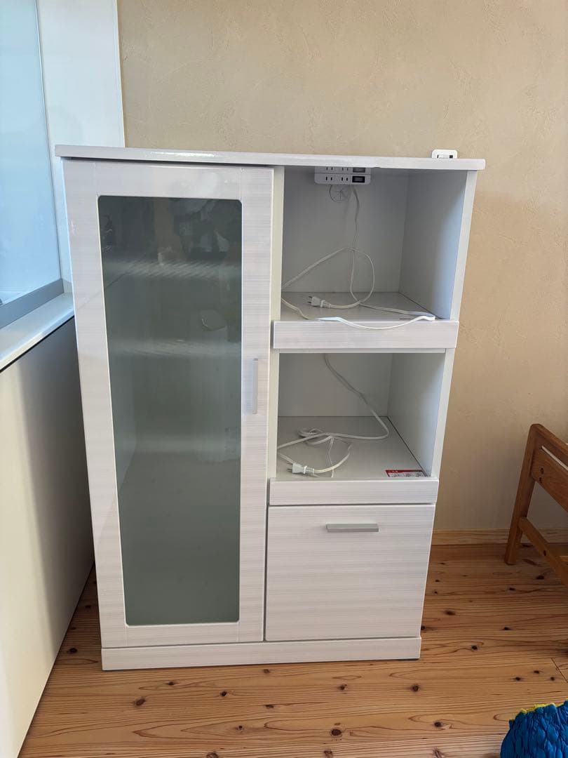 食器棚 ホワイト　ガラス扉付き 中型　コンセント4箇所　炊飯器台付き
