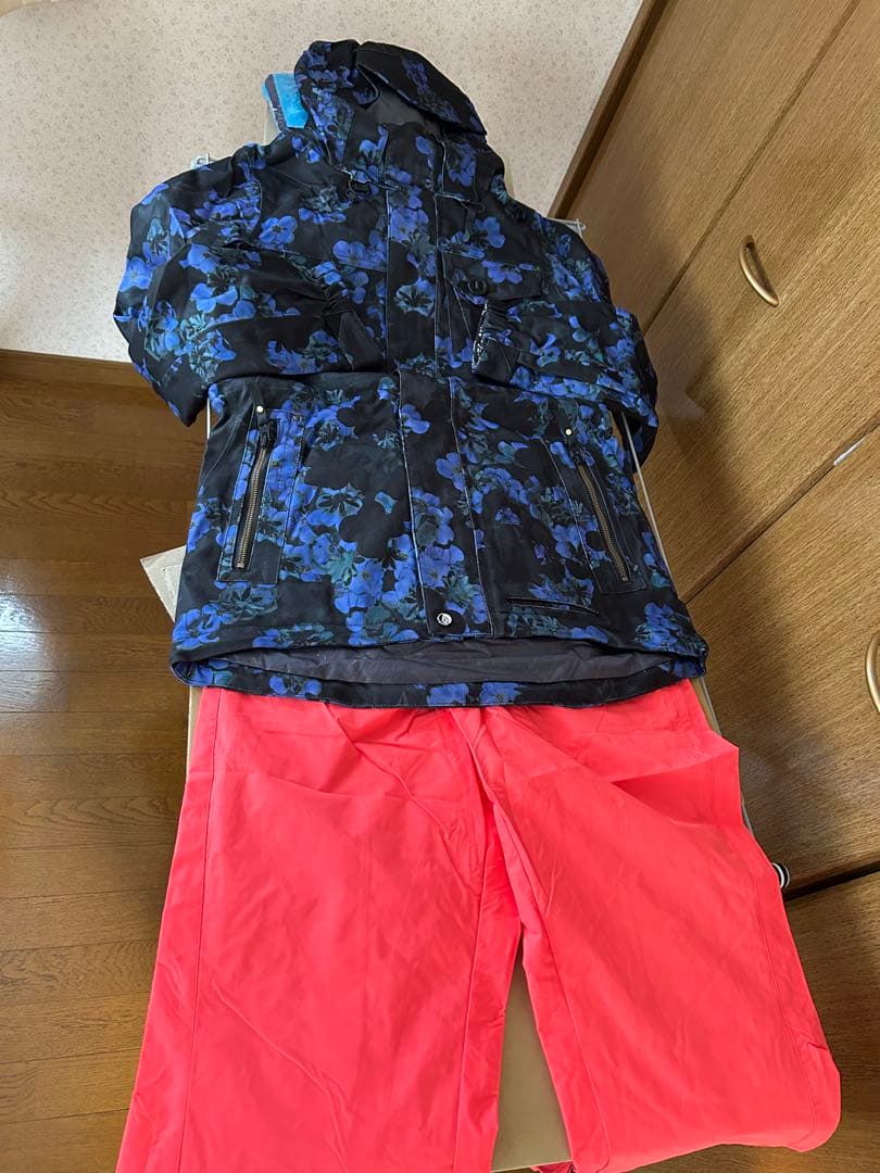 新品❤️レディース上下　ボルコムデニム花柄スノボJKT、バートン　ロキシー　可愛い