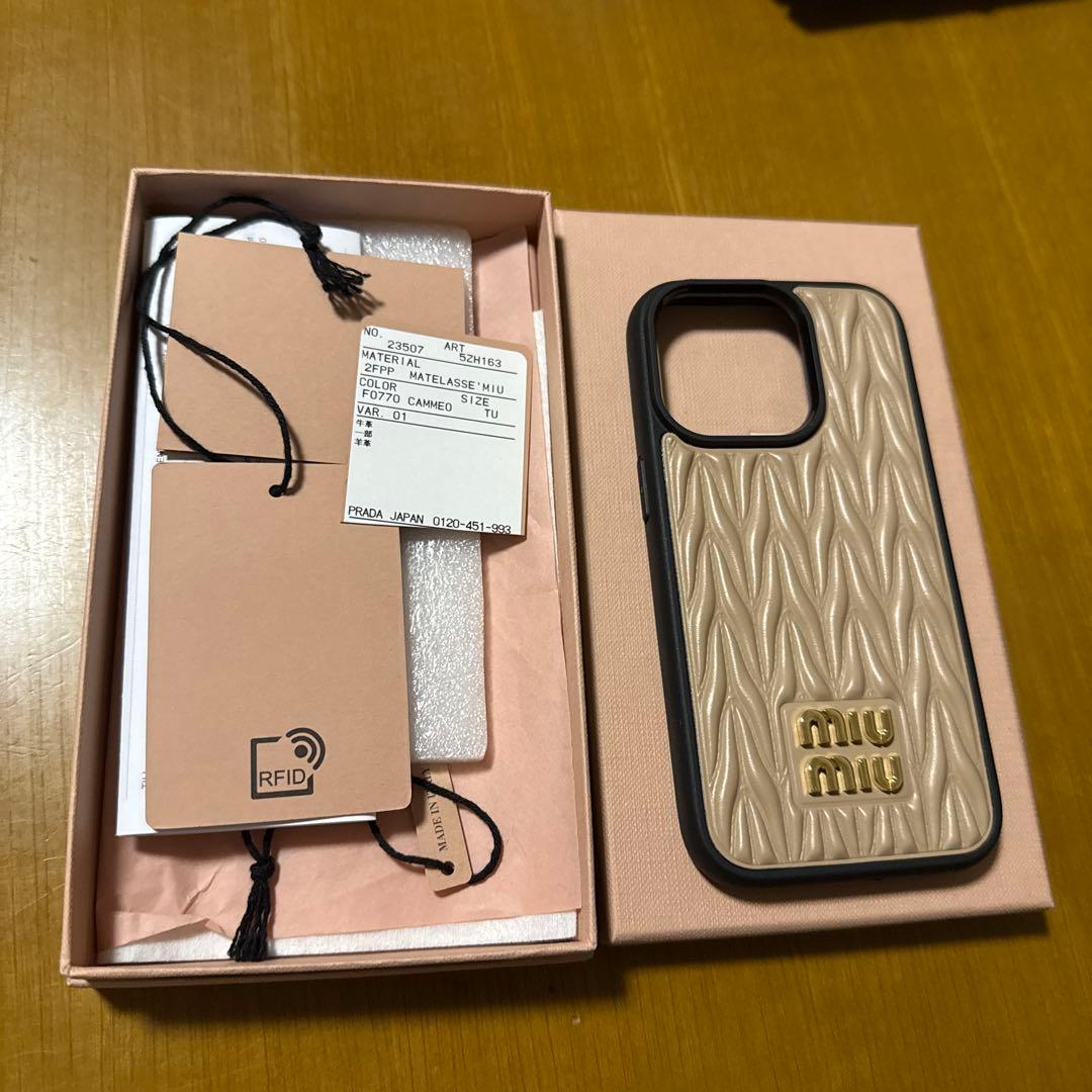 miumiu ミュウミュウ　マテラッセ　iPhone14pro ケース