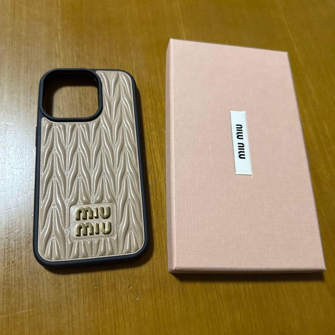 miumiu ミュウミュウ　マテラッセ　iPhone14pro ケース