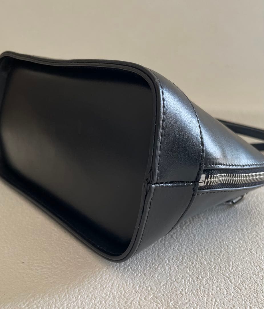 【YAHKI（ヤーキ）】ラウンドショルダーレザーバッグ　BLACK