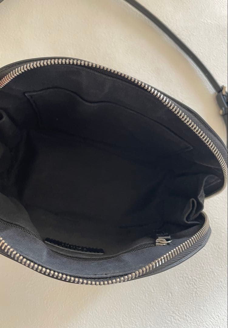 【YAHKI（ヤーキ）】ラウンドショルダーレザーバッグ　BLACK