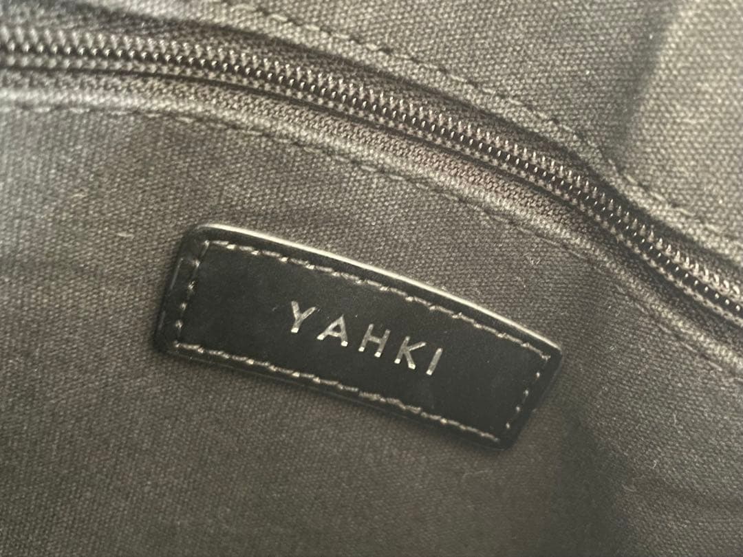 【YAHKI（ヤーキ）】ラウンドショルダーレザーバッグ　BLACK