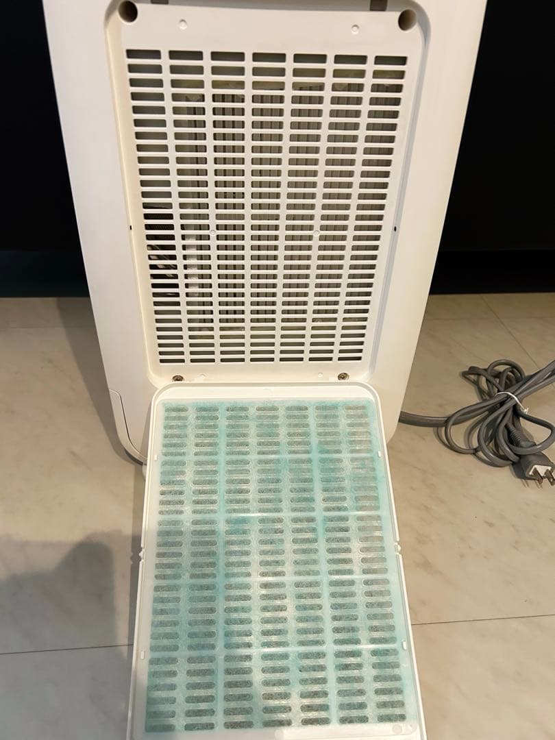 未使用に近い　HITACHI 除湿機 HJS-D562