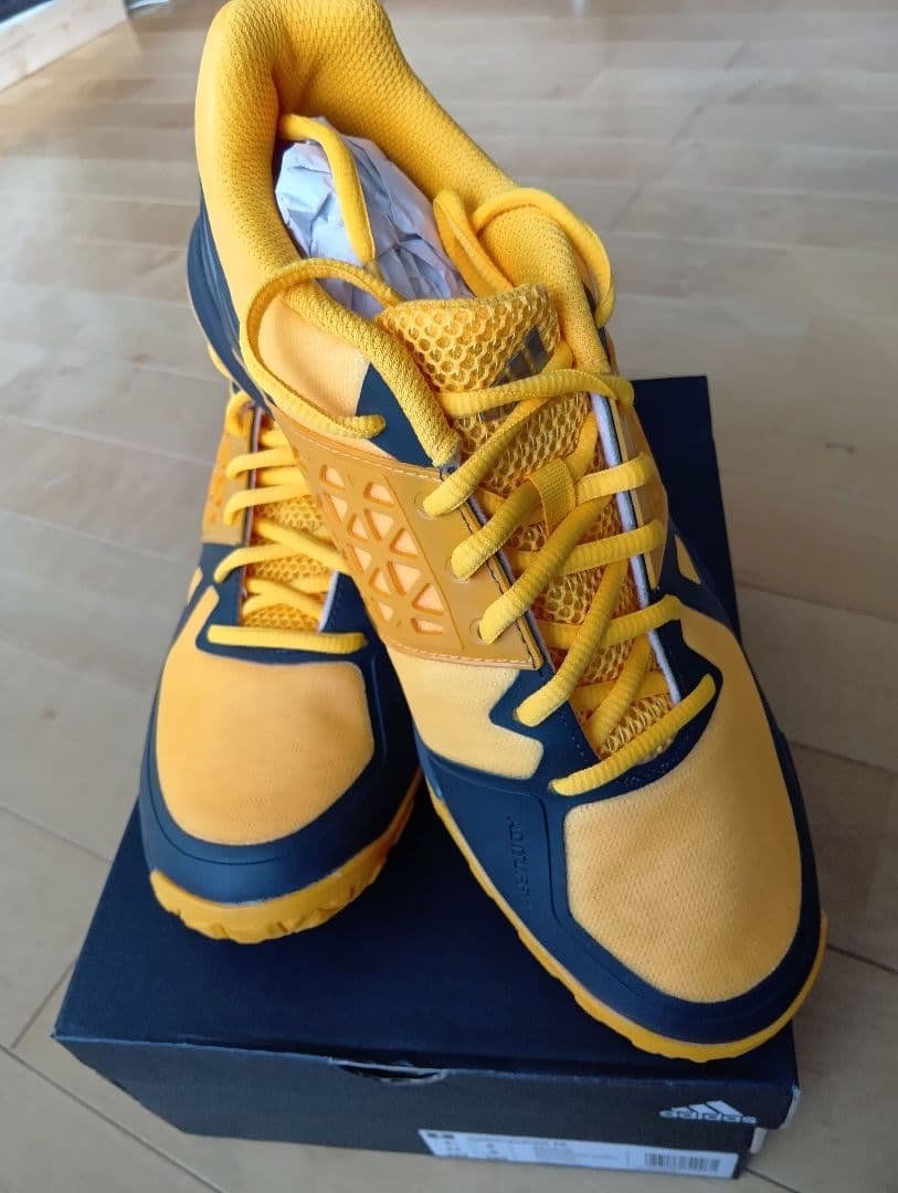 未使用　adidas バドミントンシューズueberschell　26.5cm