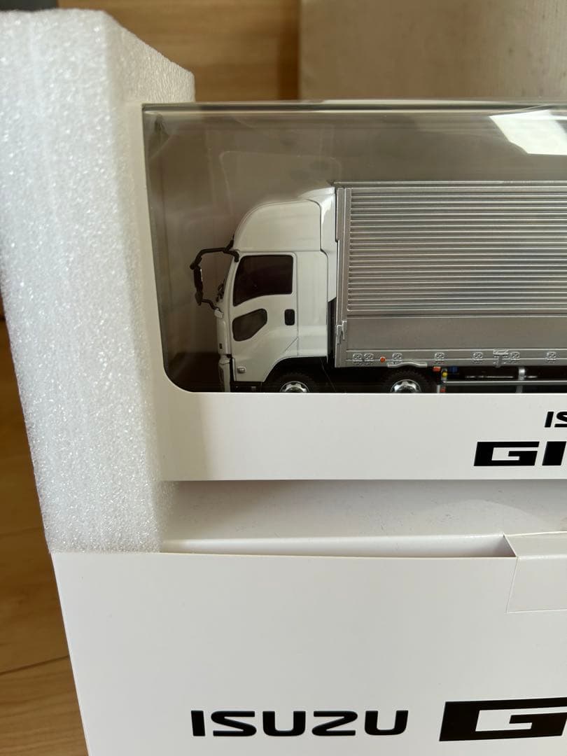 値下げ！ ISUZU GIGA 1/43スケール ミニカー ホワイト
