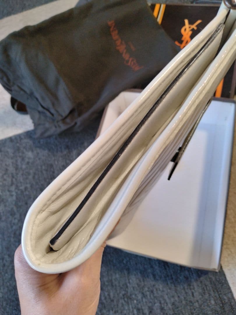 Yves Saint Laurent ホワイト クラッチバッグ