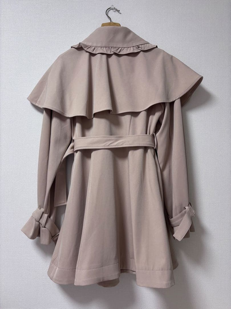 pium ケープフリルトレンチコート