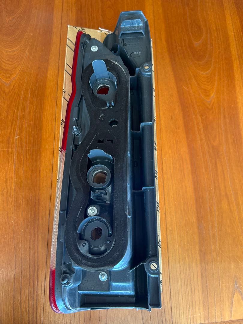 ハイエース 右　テールランプ