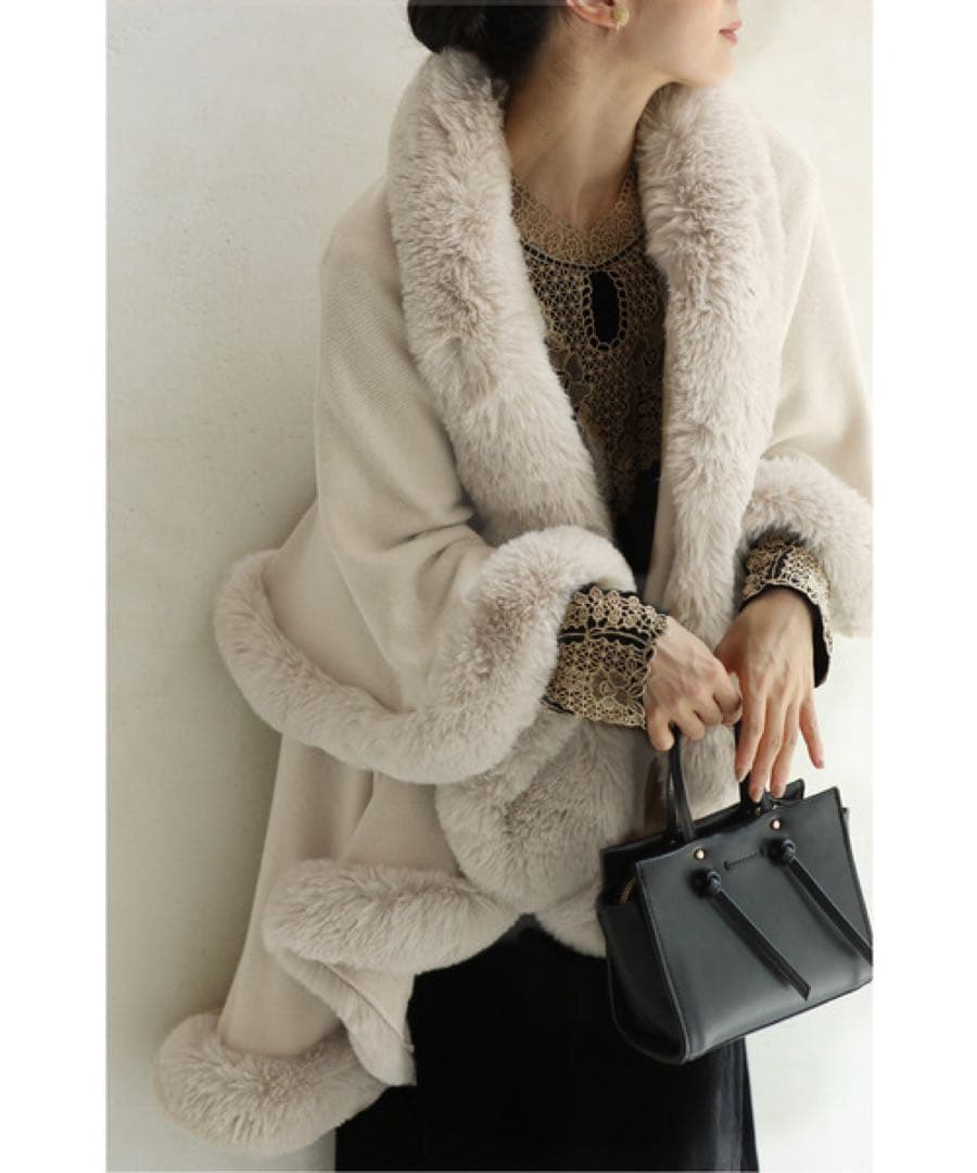 CAWAII サッと羽織れるラグジュアリー。フェイクファーケープポンチョアウター