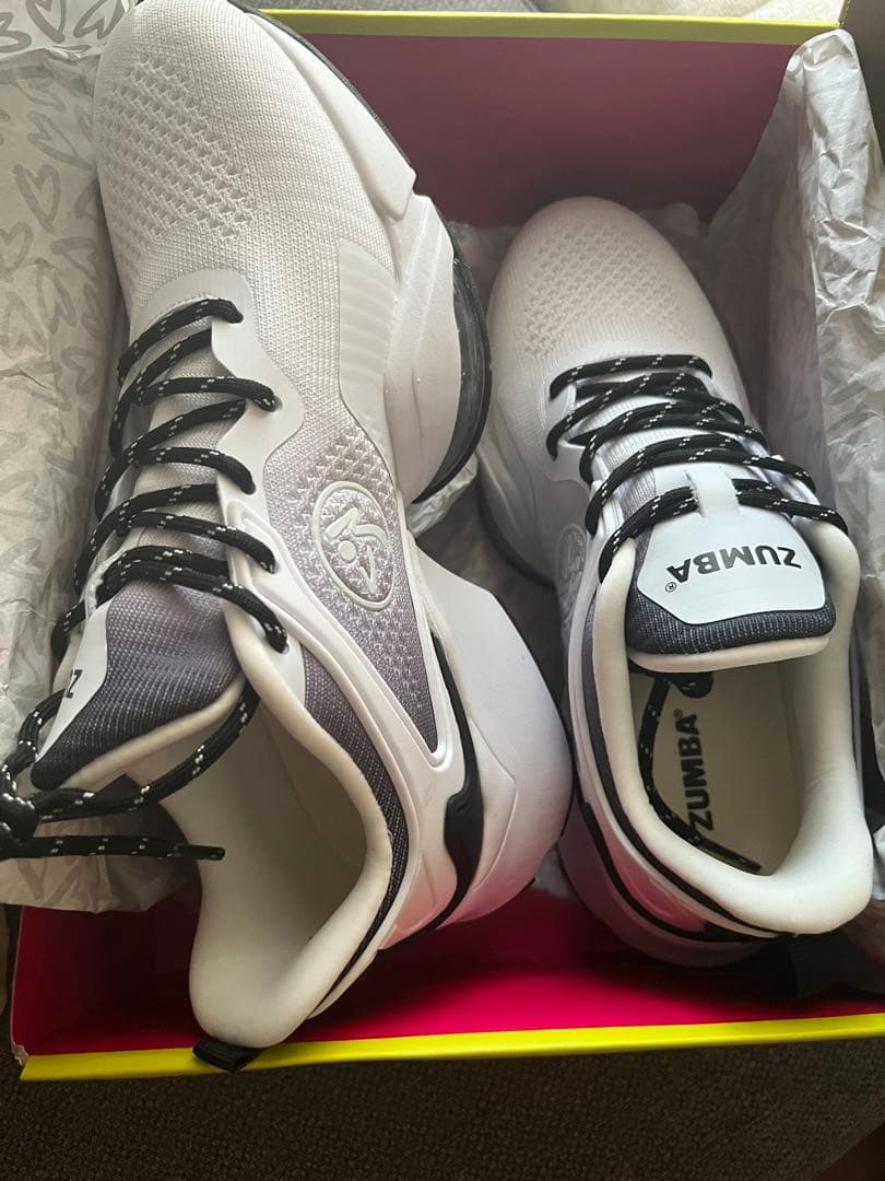 新作、正規品 ZUMBA Air Stomp ホワイト/ブラック