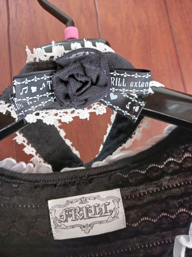 FRILL ブラック 半袖Tシャツ