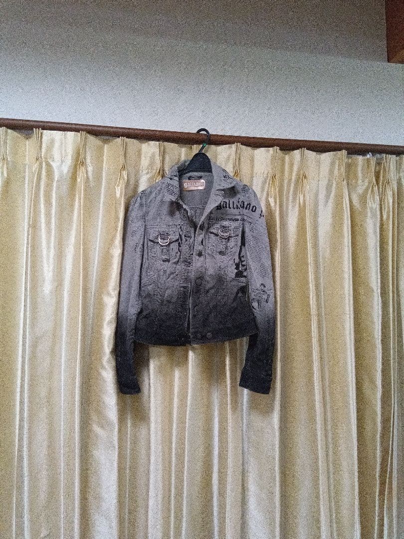 ジョ゙ンガリアーノGジャンニュースペーパー柄