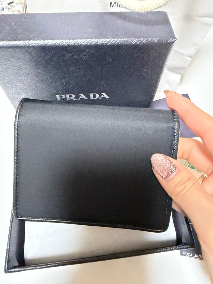 美品PRADA 二つ折り財布 黒 ナイロン　ゴールドロゴ