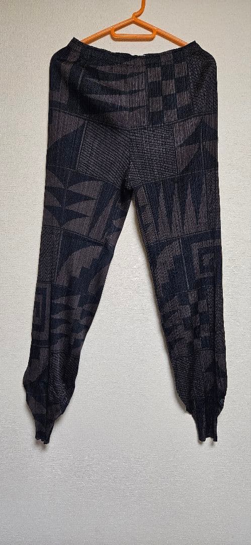 プリーツプリーズ　イッセイミヤケ 総柄アラジンパンツ 4号