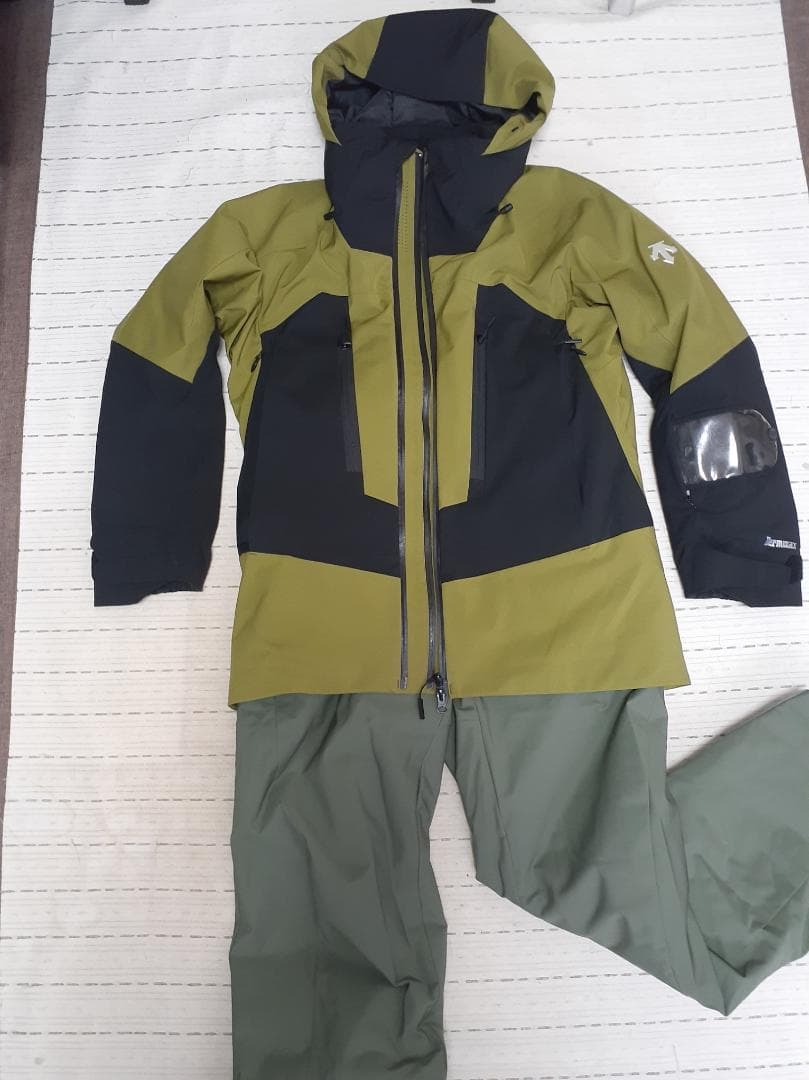 デサント　スキーウェア　ジャケットとパンツの上下セット