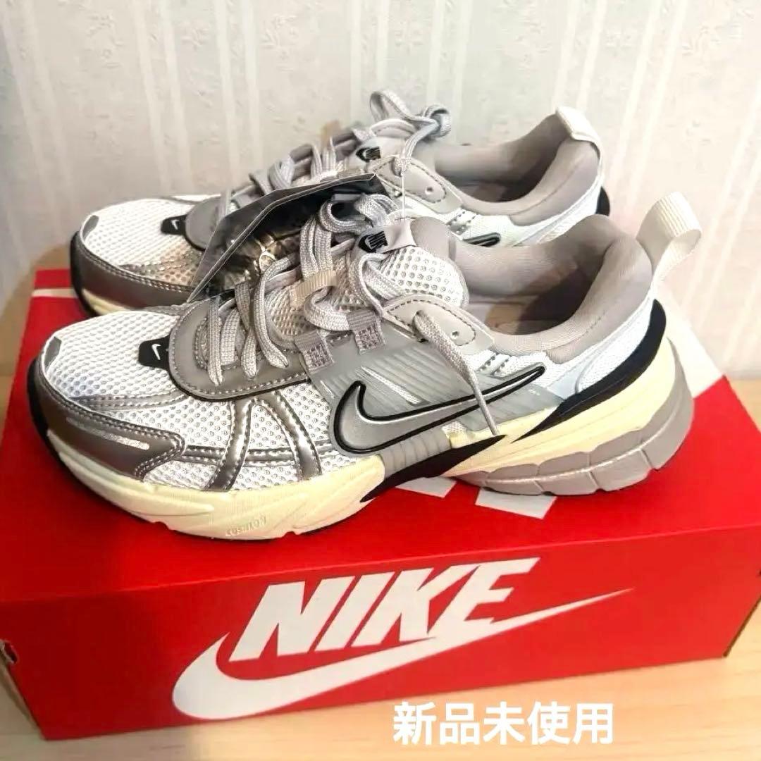 NIKE V2K RUN スニーカー 23.5 シルバー/ホワイト
