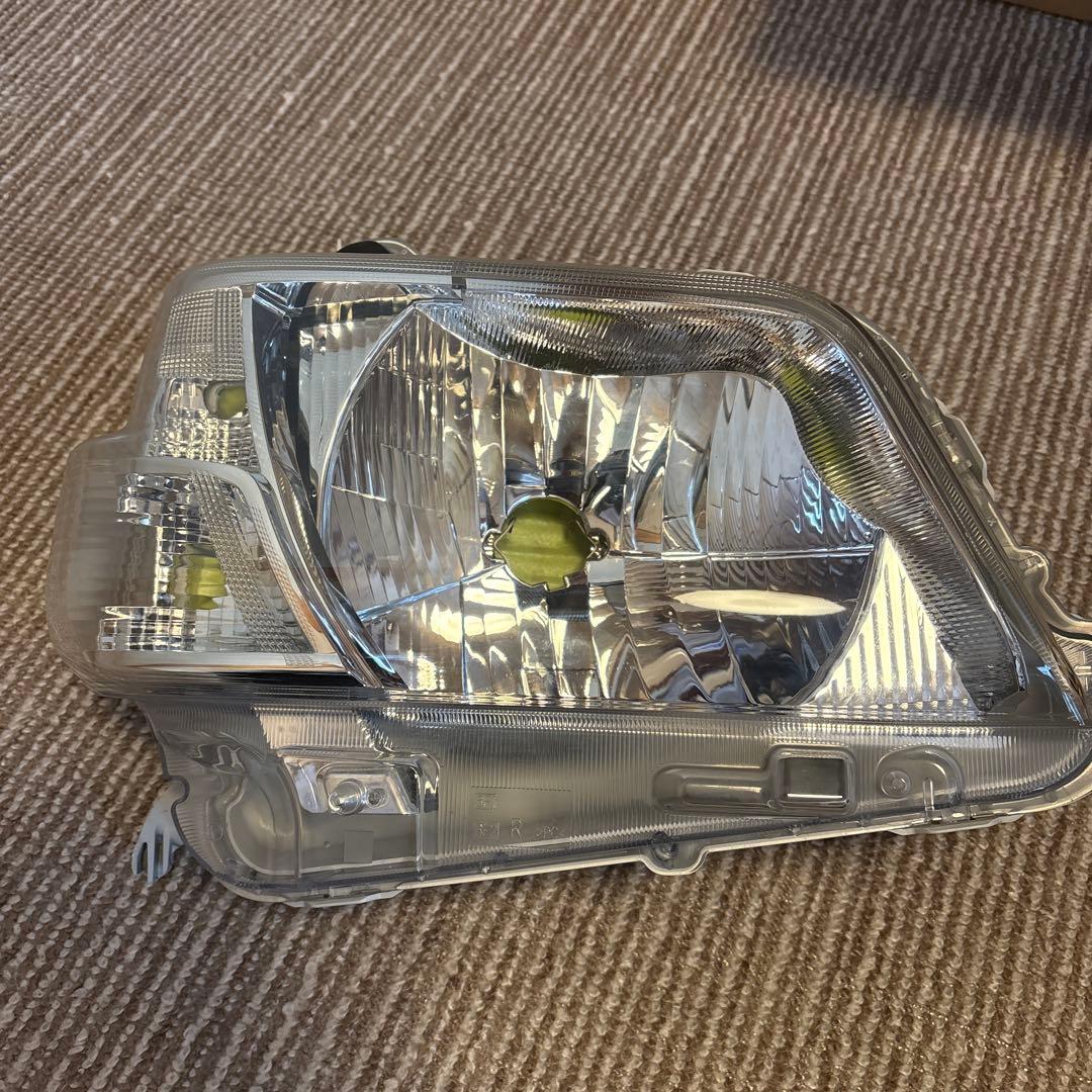 ダイハツハイゼット 右 ヘッドランプ ライト 81130-B5160⭐︎レンズ美品