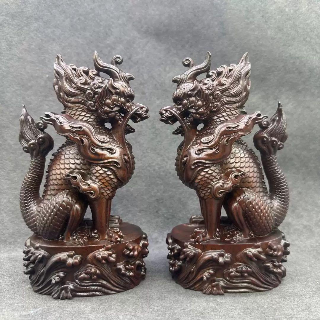 獅子と龍の金属彫刻像