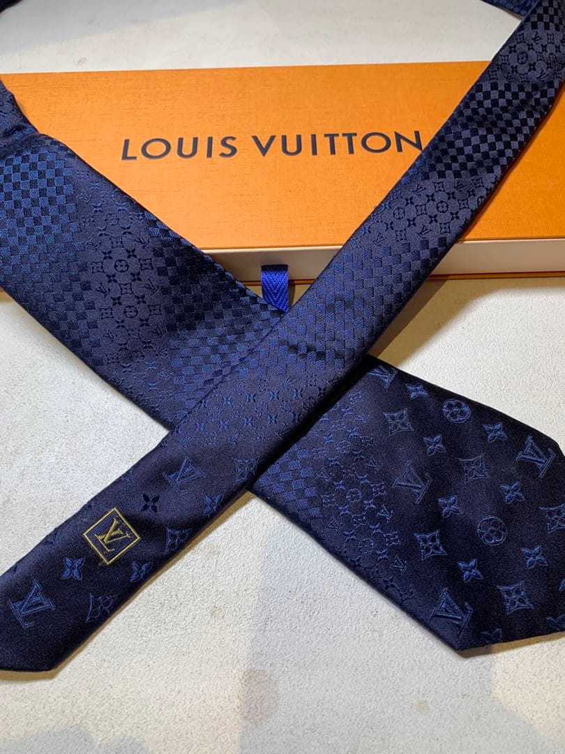 【極美品】LOUIS VUITTONネイビー　ネクタイ シルク100%