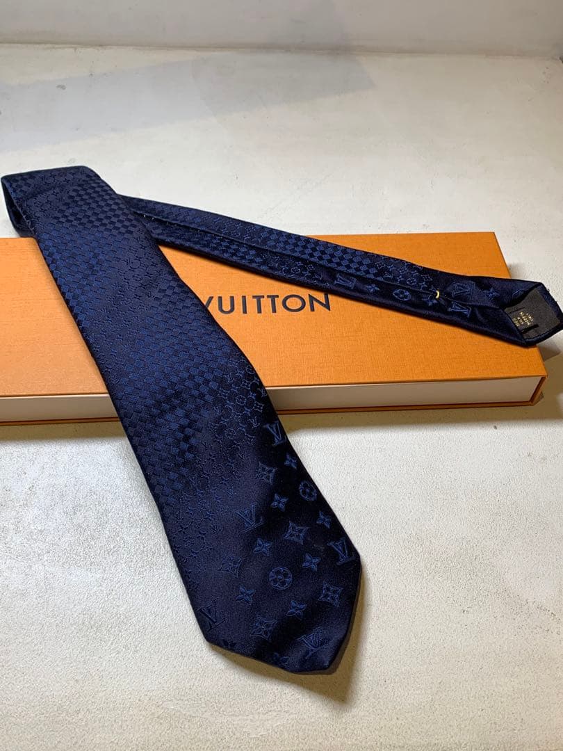 【極美品】LOUIS VUITTONネイビー　ネクタイ シルク100%