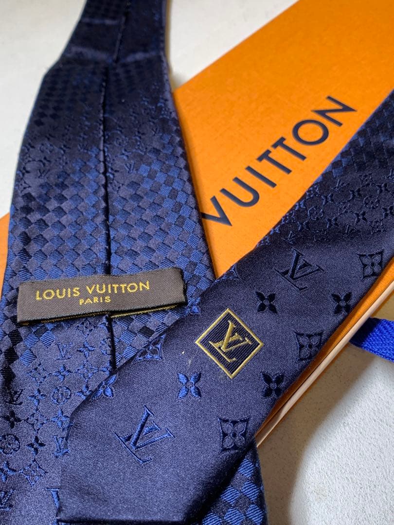 【極美品】LOUIS VUITTONネイビー　ネクタイ シルク100%
