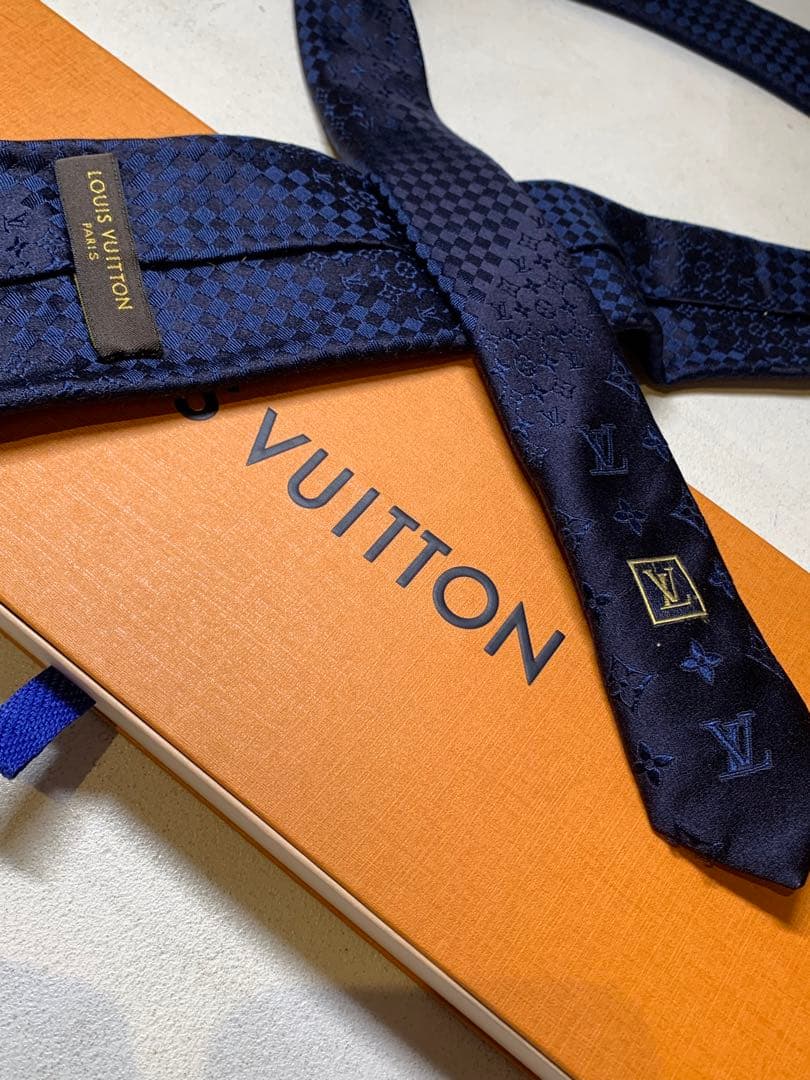 【極美品】LOUIS VUITTONネイビー　ネクタイ シルク100%