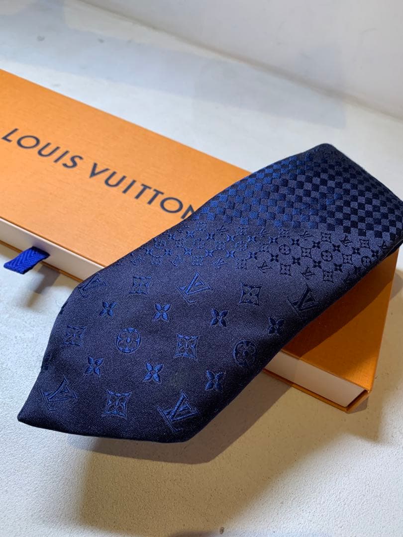 【極美品】LOUIS VUITTONネイビー　ネクタイ シルク100%