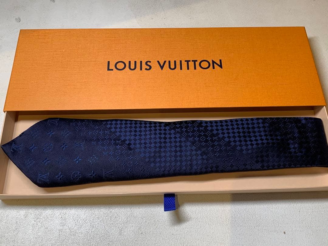 【極美品】LOUIS VUITTONネイビー　ネクタイ シルク100%