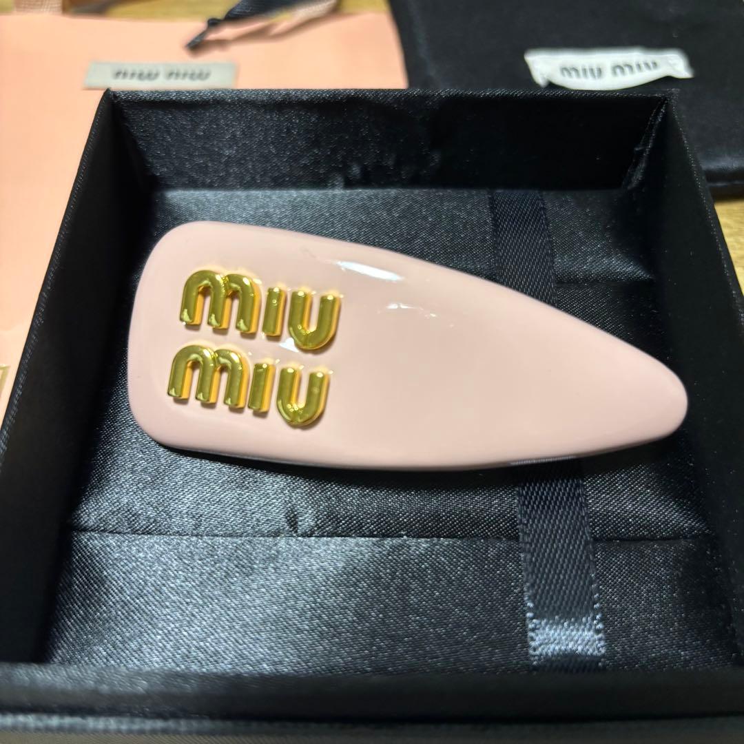 MIUMIUヘアピン ピンク パテントレザー ヘアクリップ
