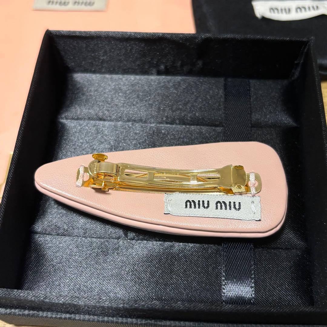 MIUMIUヘアピン ピンク パテントレザー ヘアクリップ