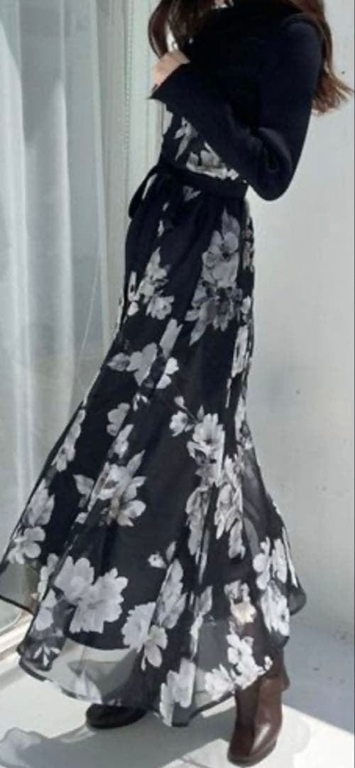 MERCURY DUO 黒と白の花柄エレガントワンピース