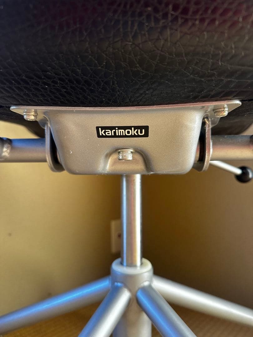 早い者勝ち！カリモク 合成皮革 デスクチェア黒　ニュークロコ ブラック d575