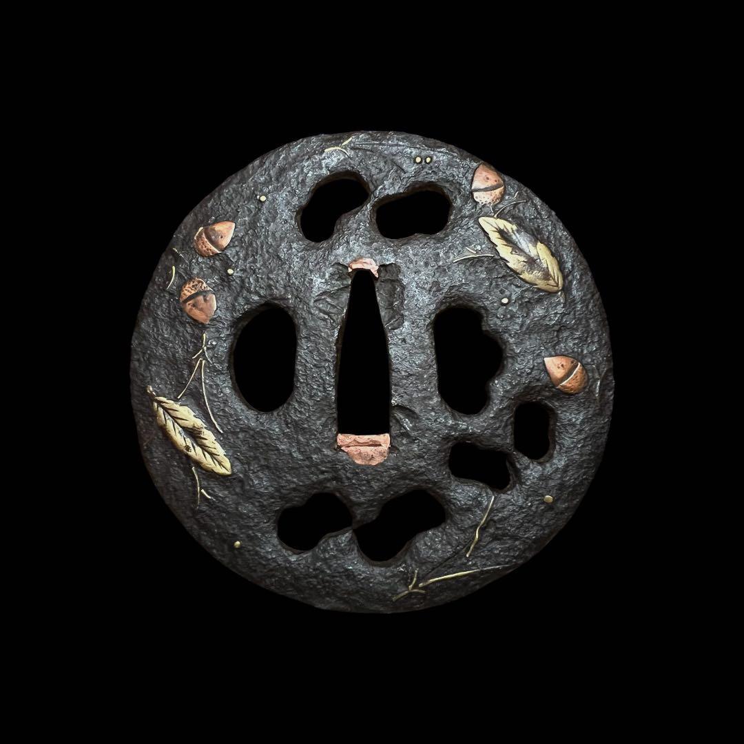 鸛《GW限定出品》本歌江戸期 正阿弥無銘金象嵌松葉どんぐり図透かし丸型鍔 桐箱付