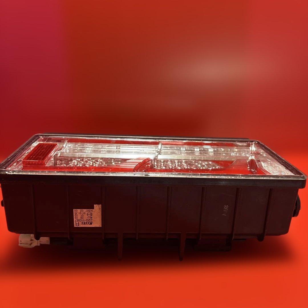 No.46 小糸　トラック用 4t 10t ノーマルタイプ（運転側）右Ｒ