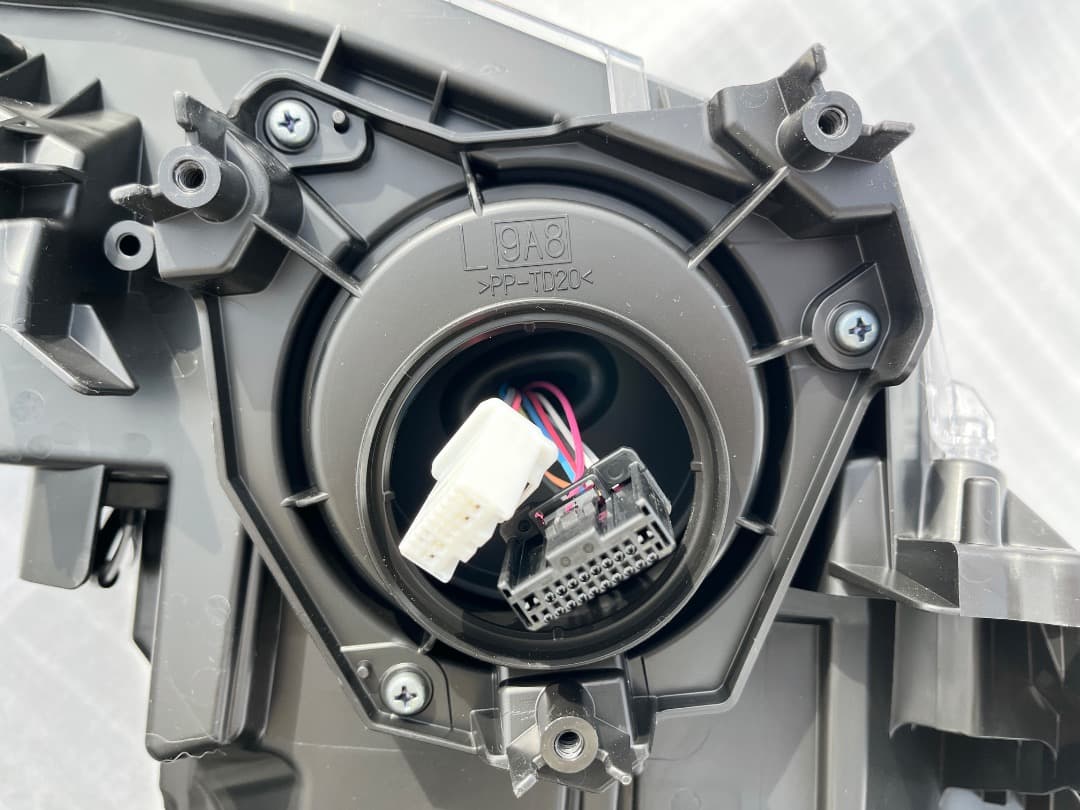 【FX500】トヨタ　ノア　純正　ZWR90W　ヘッドライト　左