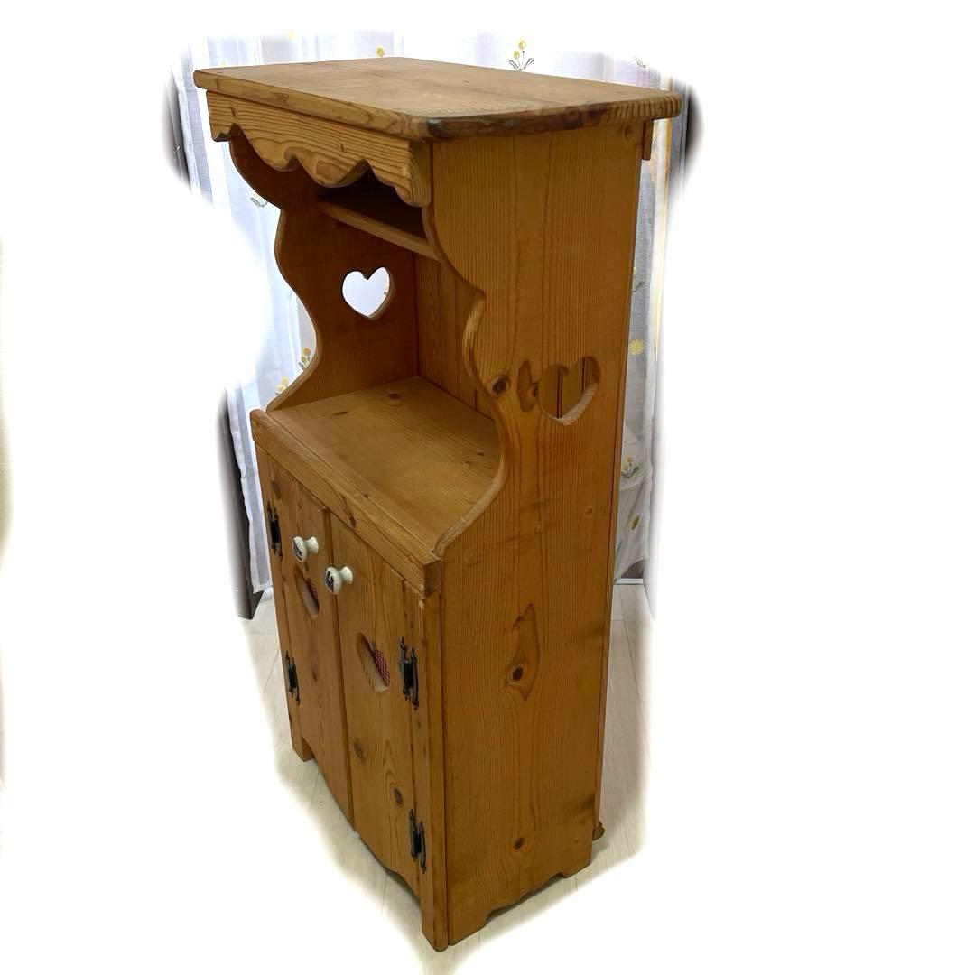 ハート型くり抜き穴のカントリーキャビネット