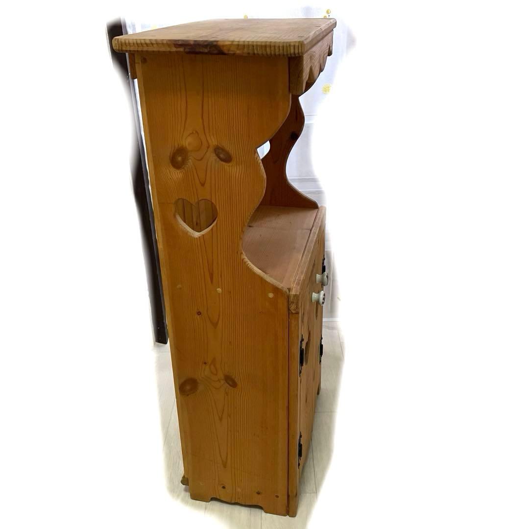 ハート型くり抜き穴のカントリーキャビネット