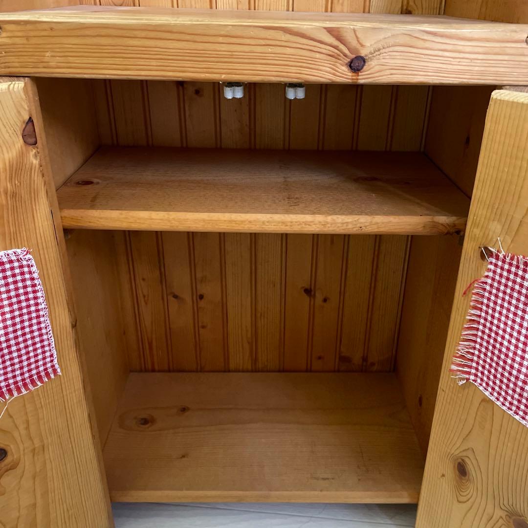 ハート型くり抜き穴のカントリーキャビネット