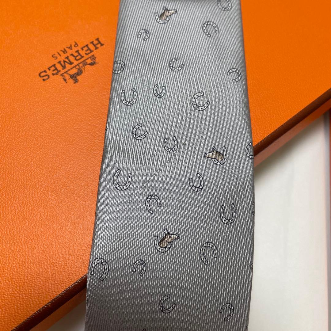 とおる　訳あり　エルメス HERMES 馬柄シルクタイ　H柄　グレー