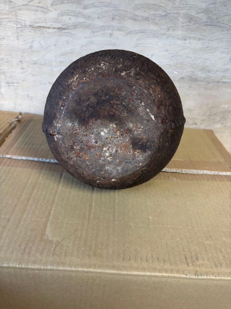 鋳鉄製浮彫り丸型鉄瓶　龍文堂蓋無し