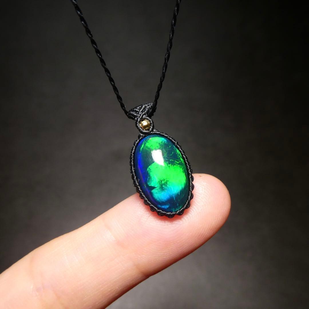 上カルビ　大粒ブラックオパールのマクラメネックレス