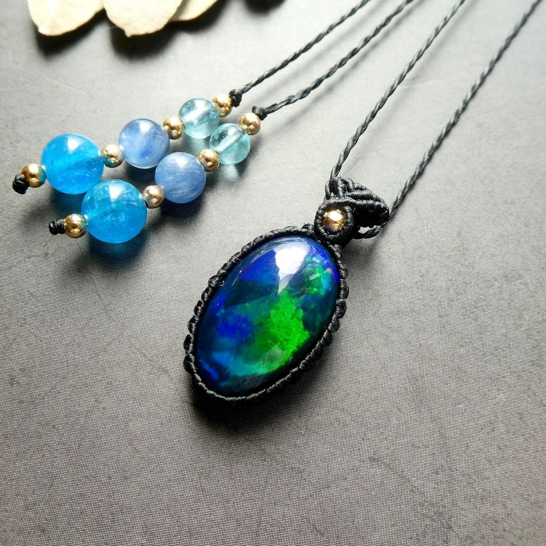 上カルビ　大粒ブラックオパールのマクラメネックレス