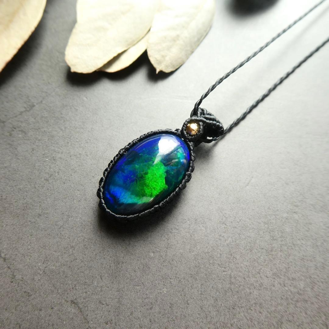 上カルビ　大粒ブラックオパールのマクラメネックレス