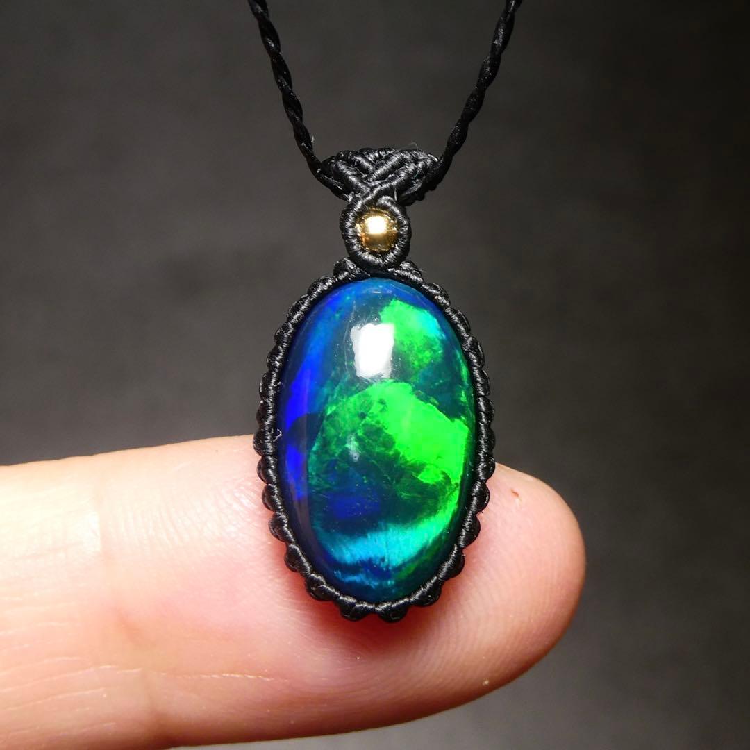 上カルビ　大粒ブラックオパールのマクラメネックレス